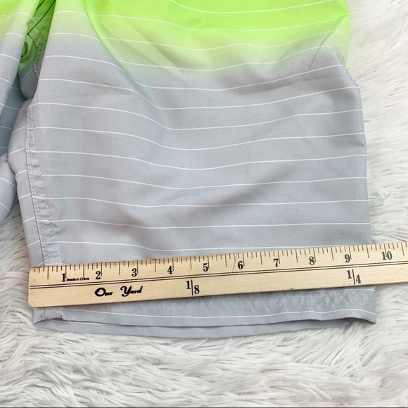 Under Armour New boy's XL striped board short swim trunks - Picture 4 of 8